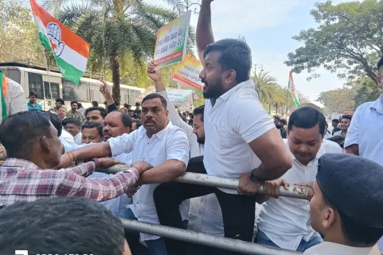 Odisha Youth Congress Activists Gherao Transport Minister’s Residence Over PUC Issue