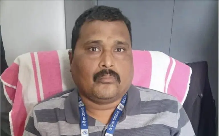 Odisha Vigilance Traps Revenue Inspector Red-Handed Taking Bribe For Mutation Report