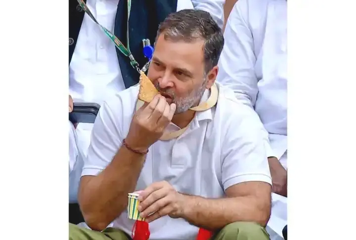 Tea And Biscuits On Parliament Steps; Ex-Bureaucrats, Veterans And Lawyers Seek Apology From Rahul