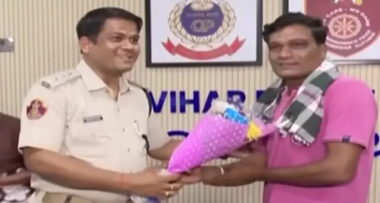 Bhubaneswar Auto Driver Returns Passenger’s Rs 3L Gold Jewellery; Earns Praises