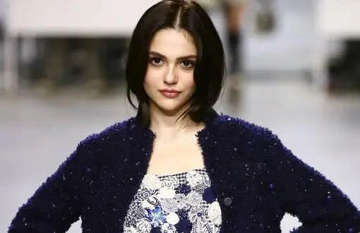 Aneet Padda’s Lakmé Fashion Week Look Sparks Trolls & Online Debate