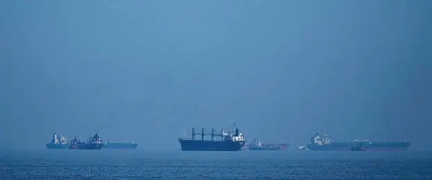 Hormuz Buzzes with Oil Tankers As Tehran, Washington Negotiate
