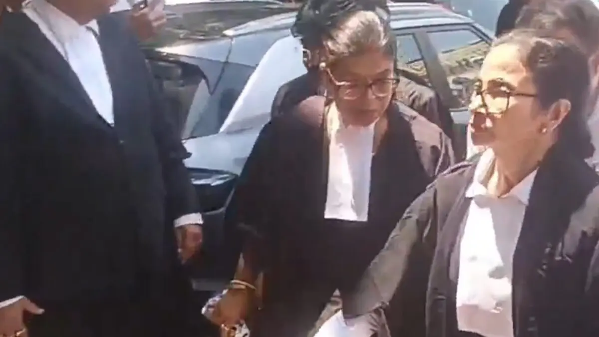 PIL Over Post-Poll Violence: Mamata Banerjee Appears As Lawyer In Calcutta HC
