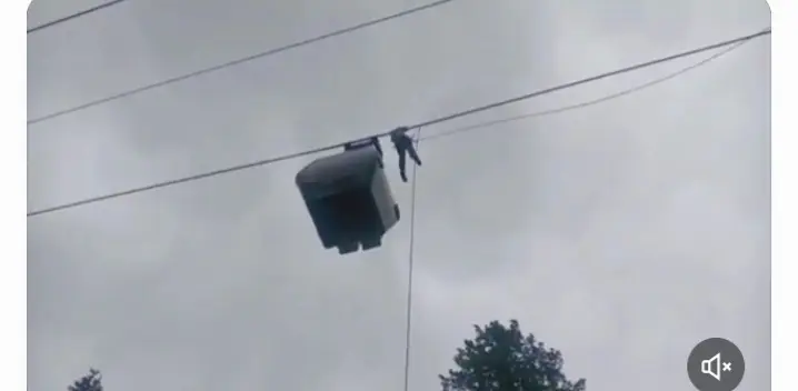 Hundreds Of Tourists Stranded After Glitch In Gulmarg’s Gondola Service