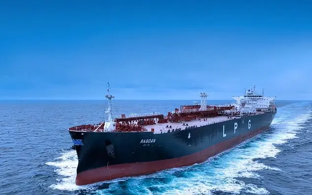 ‘Unknown Projectiles’ Hit Tanker Off UAE Coast Amid US‑Iran Tensions Over Hormuz Blockade