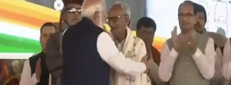 PM Modis Touches Feet Of 98-Yr-Old Makhanlal Sarkar During Swearing-In, Here’s Who Is He