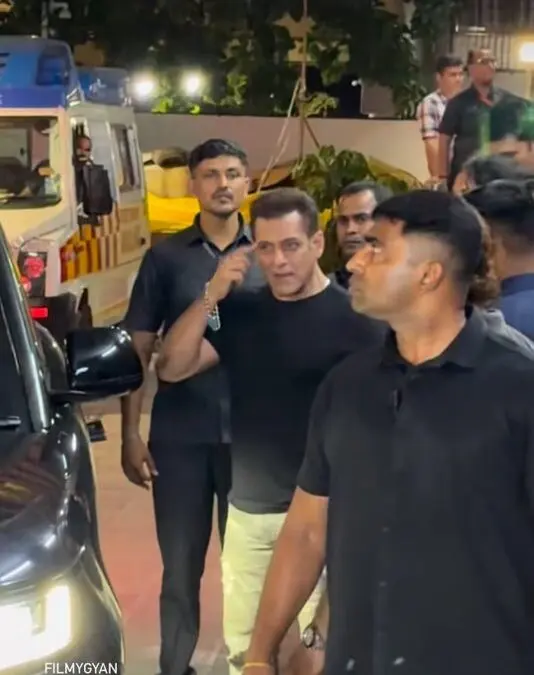 Salman Khan Loses Cool At Paparazzi Outside Mumbai Hospital, Issues Strong Warning