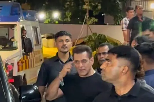 Salman Khan Loses Cool At Paparazzi Outside Mumbai Hospital, Issues Strong Warning