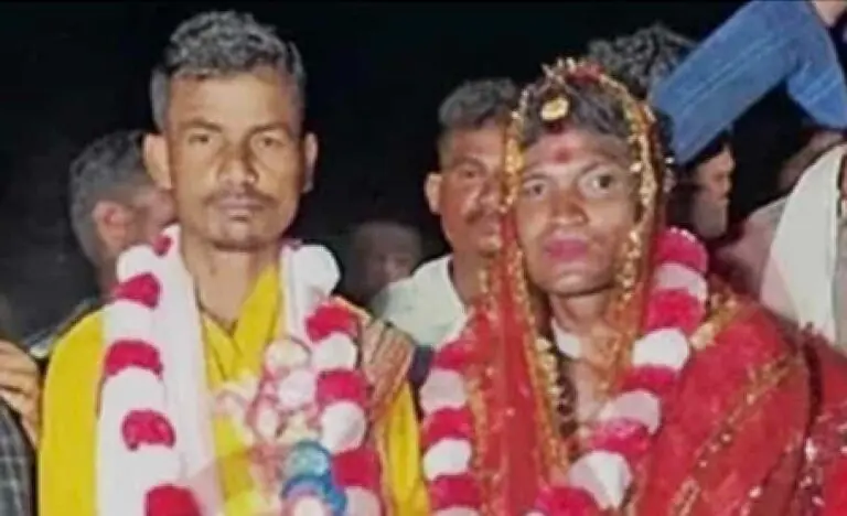 2 men tie the knot