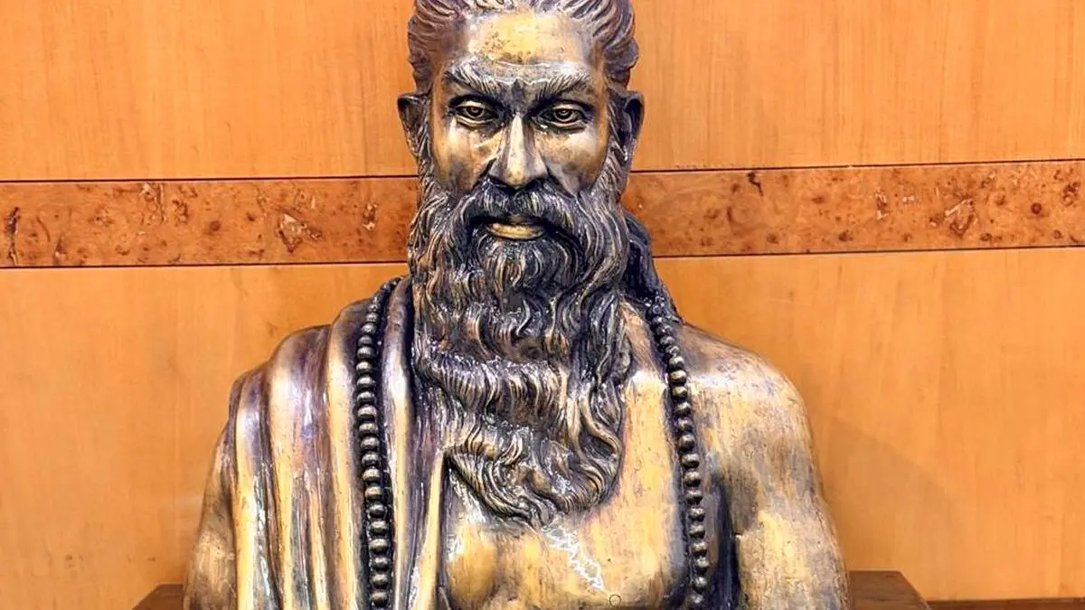 Bust Of Maharishi Sushrut Installed At Royal College Of Surgeons