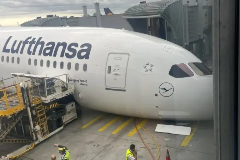 Lufthansa dreamliner nose collapse