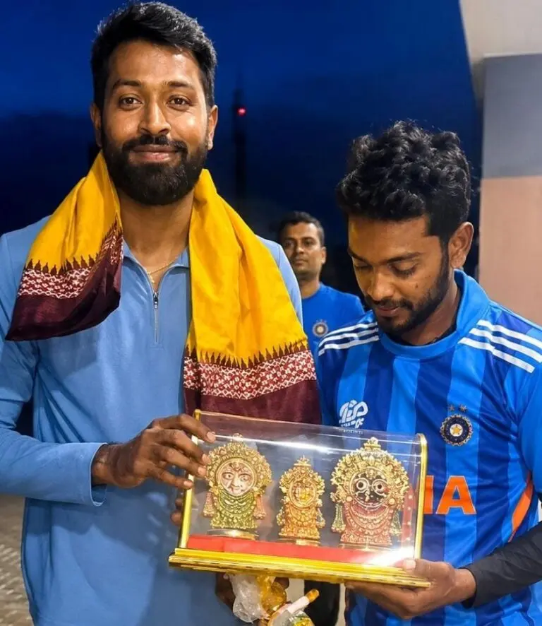 Hardik Pandya meets Odisha fan