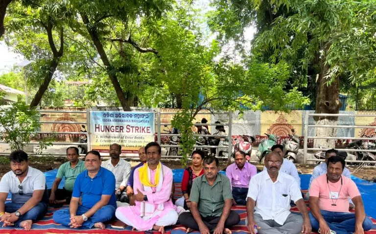 Odisha Parents’ Body Begins Indefinite Hunger Strike Over Flawed Textbooks, RTE Extension