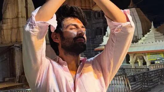 After First National Award Win, Kartik Aaryan Seeks Blessings At Mahakaleshwar Temple