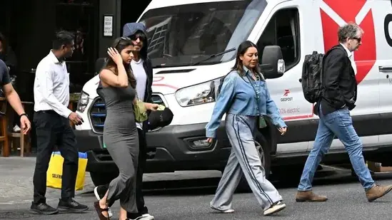 Shah Rukh Khan Spotted With Family In London As Netizens Question His Silence On Student Protests