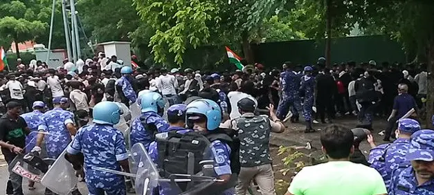 Police Resort To Baton Charge As CJP Protestors Try To Breach Barricades During ‘Chalo Sansad’ March