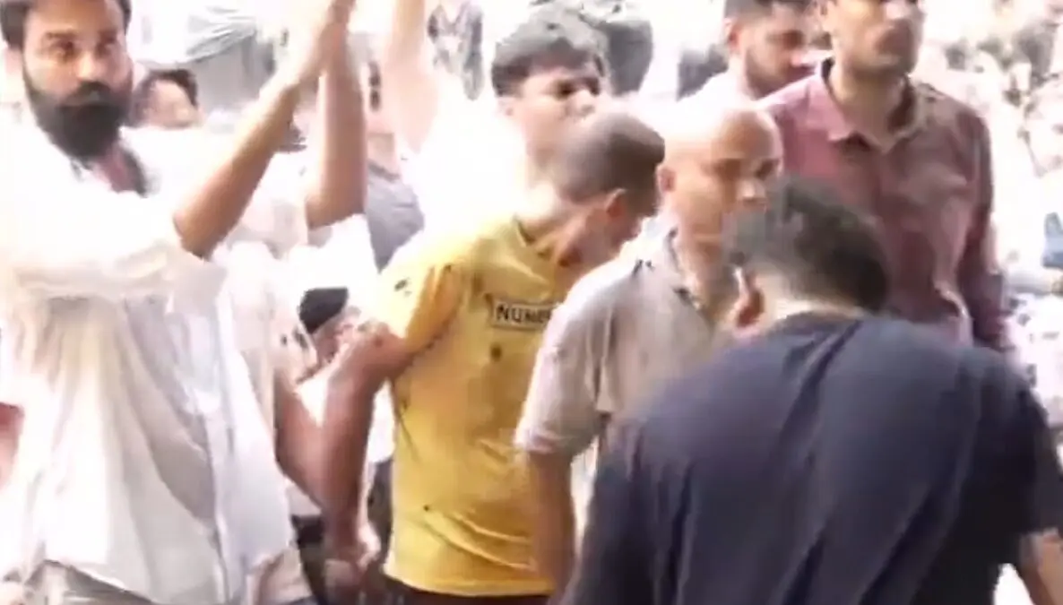 Tension At Jantar Mantar: Abhijeet Dipke Joins Hunger Strike, Woman Throws Ink At Him