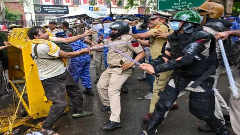 Delhi police vs Jantar mantar protesters