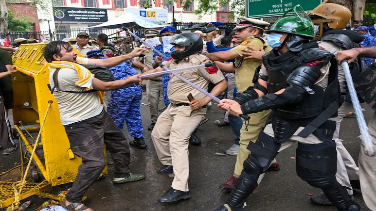 Delhi police vs Jantar mantar protesters