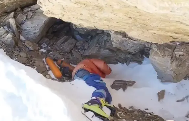 30 Years After Tragedy, India Seeks Specialist Team To Recover Climber Known As Everest’s ‘Green Boots’