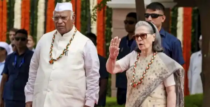 Controversy Over Vande Mataram Rendition At Congress Headquarters