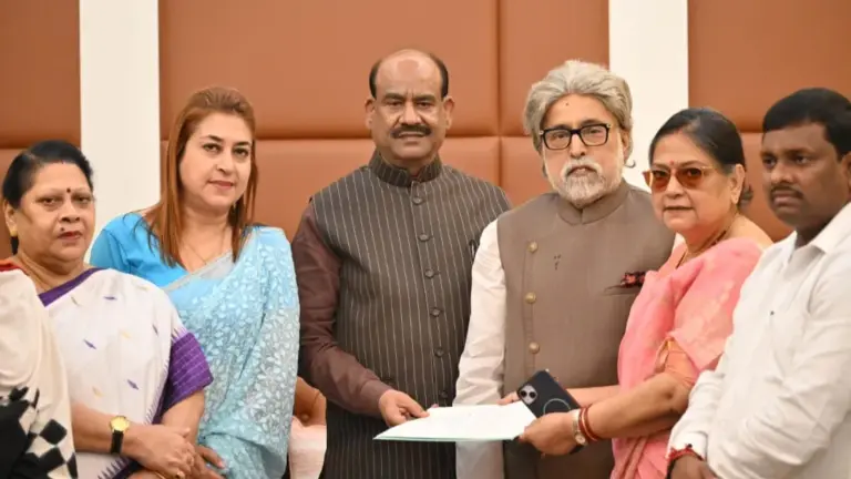 Om Birla with rebel TMC MPs