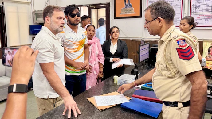 Rahul gandhi at parliament street PS