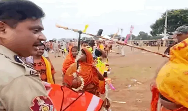Odisha Police Distribute Reflective Jackets To Kanwariyas For Safety
