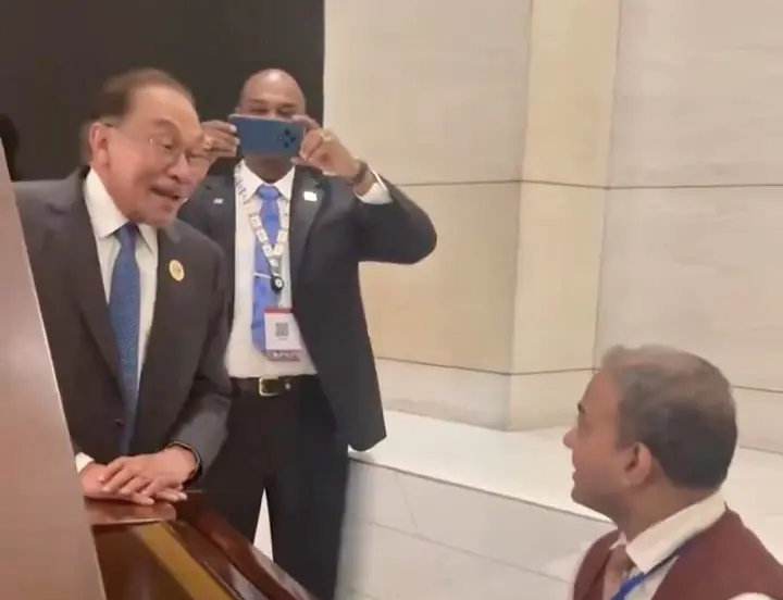 Touch Of Bollywood Diplomacy By Malaysian PM Leaves Netizens Captivated