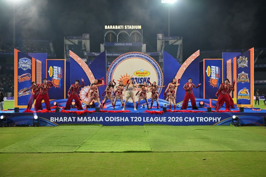 Mouni Roy performance