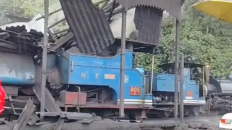 darjeeling toy train locoshed collapses