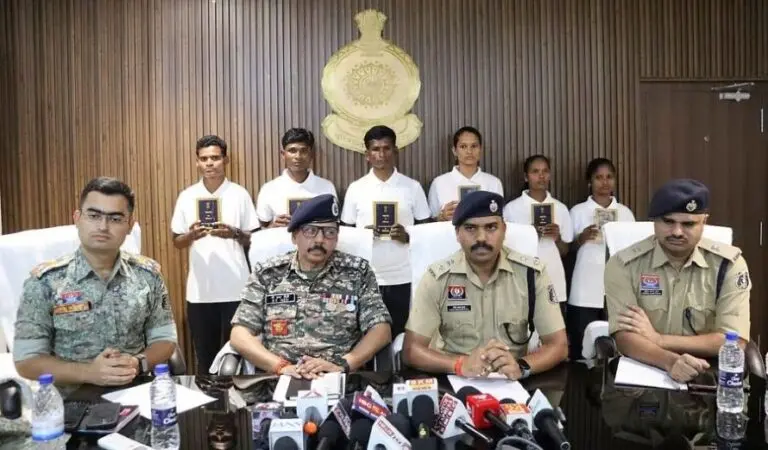 6 Maoist cadres surrender