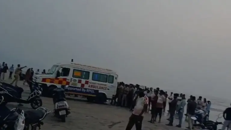 8 students drown in Maharashtra beach