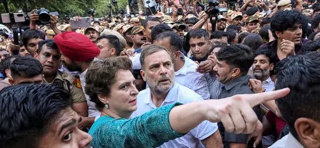 Fresh FIR Against Rahul, Priyanka Over Alleged Assault On Cops During Wednesday Protest