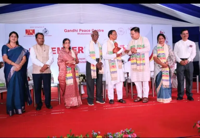 Eminent Gandhians Honoured At ‘Remembering Bapu’ Event In Bhubaneswar