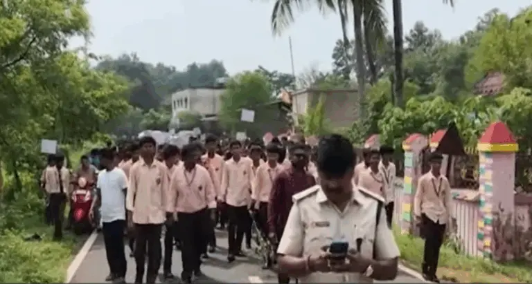500 Students Of Eklavya School In Odisha Walk 10 KM To Protest Mismanagement
