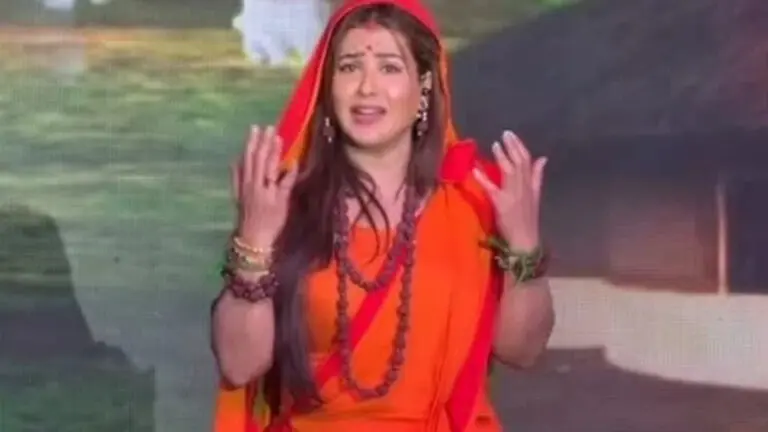 Shilpa Shinde’s Sita Avatar At Delhi Ramlila Wins Hearts, Fans Compare Her With Kriti Sanon, Sai Pallavi